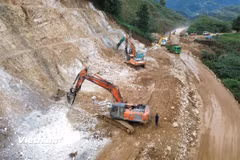Nhà thầu thi công Dự án kết nối giao thông các tỉnh miền núi phía Bắc. (Ảnh: Khánh Hùng/Vietnam+)