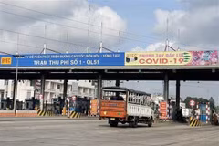 Các phương tiện lưu thông thông suốt qua trạm thu phí T1, trên Quốc lộ 51 khi tạm dừng thu phí. (Ảnh: TTXVN phát)