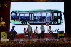Hội thi “Xây dựng Văn hóa phục vụ xe buýt" không chỉ là sân chơi nghiệp vụ mà còn tạo điều kiện để đội ngũ trực tiếp phục vụ hành khách trao đổi kinh nghiệm, rèn luyện kỹ năng. (Ảnh: PV/Vietnam+)