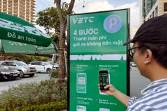 Lái xe sử dụng tài khoản giao thông để thanh toán tiền phí tại bãi trông giữ phương tiện. (Ảnh: PV/Vietnam+)