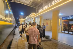 Hành khách đi tàu liên vận quốc tế giữa Việt Nam-Trung Quốc. (Ảnh: PV/Vietnam+)