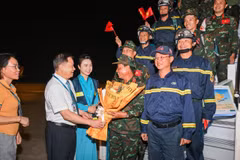 Chuyến bay đặc biệt đưa 124 chiến sỹ về nước sau nhiệm vụ tại Venezuela. (Ảnh: VNA cung cấp)