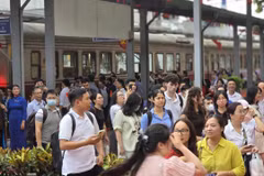 Ngành Đường sắt thực hiện điều chỉnh giảm giá vé đối với nhiều đoàn tàu khách trong dịp cao điểm hè. (Ảnh: PV/Vietnam+)