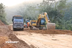 Nhà thầu thi công một đoạn tuyến của Dự án đường Hồ Chí Minh. (Ảnh: Khánh Hùng/Vietnam+)