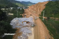 Nhà thầu thi công Dự án đường Hồ Chí Minh đoạn Chợ Chu-Ngã ba Trung Sơn. (Ảnh: Khánh Hùng/Vietnam+)