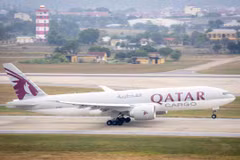Máy bay của Hãng hàng không Qatar Airways (Qatar) tại Sân bay quốc tế Nội Bài. (Ảnh: Phan Công/Vietnam+)