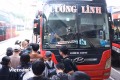 Người dân vội vã lên xe khách để về quê dịp nghỉ Lễ Quốc khánh 2/9/2026. (Ảnh: Khánh Hùng/Vietnam+)