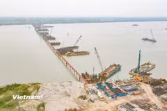 Hoạt động giải ngân vốn đầu tư công bảy tháng đạt 41,9% kế hoạch với nhiều giải pháp thúc đẩy tiến độ và tháo gỡ khó khăn hiệu quả. (Ảnh: PV/Vietnam+)