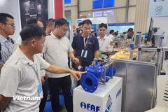 Đại biểu, khách mời và người dân tham quan khu triển lãm tại Tuần lễ ngành Nước Việt Nam 2026. (Ảnh: Việt Hùng/Vietnam+)