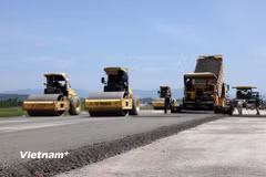 Nhà thầu thi công nền đường một dự án đường bộ cao tốc. (Ảnh: Việt Hùng/Vietnam+)