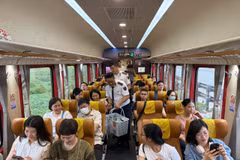 Cán bộ, y bác sỹ trên “đoàn tàu Bạch Mai” đi làm giữa Hà Nội-Ninh Bình. (Ảnh: PV/Vietnam+)
