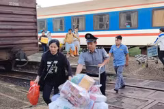 Ngành Đường sắt tổ chức chuyển tải hành khách bằng đường bộ từ ga Tuy Hoà đến ga Giã và ngược lại. (Ảnh: VNR cung cấp)