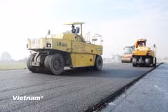 Giá nguyên liệu tăng cao do biến động xăng, dầu đã ảnh hưởng rất lớn đến nhà thầu thi công dự án giao thông. (Ảnh: Việt Hùng/Vietnam+)