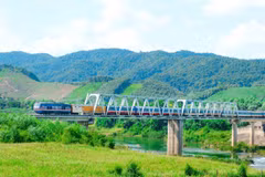 Lĩnh vực đường sắt có bước tăng trưởng cả về sản lượng và hàng hóa trong những tháng qua dù đối mặt với biến động nhiên liệu. (Ảnh: PV/Vietnam+)