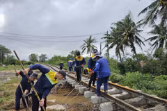 Công nhân ngành Đường sắt đang khắc phục các sự cố hạ tầng bị trôi nền đường ray do mưa lũ tại miền Trung. (Ảnh: VNR cung cấp)