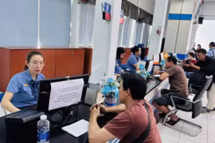 Hành khách đến ga mua vé tàu. (Ảnh: PV/Vietnam+)