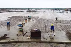 Công nhân lao động tại các công trường giao thông luôn được nhà thầu có các chế độ đãi ngộ lương, thưởng tốt. (Ảnh: Việt Hùng/Vietnam+)