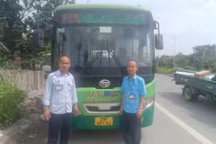 Hai nhân viên xe buýt tuyến số 115 đã kịp thời đưa người bị tai nạn giao thông trên đường đi cấp cứu. (Ảnh: PV/Vietnam+)
