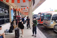 Nhiều nhà xe cắt giảm chuyến, tính toán nâng cước trong bối cảnh giá xăng dầu tăng cao. (Ảnh: Hoài Nam/Vietnam+)