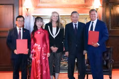 Vietjet và SpaceX trao thỏa thuận hợp tác đưa internet tốc độ cao lên các chuyến bay của hãng trước sự chứng kiến của Tổng Bí thư, Chủ tịch nước Tô Lâm, lãnh đạo cấp cao và doanh nghiệp hai nước. (Ảnh: Vietjet cung cấp)