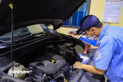 Nhân viên đăng kiểm thực hiện quy trình kiểm định xe cơ giới. (Ảnh: Hoài Nam/Vietnam+)