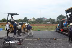 Công nhân thực hiện bảo trì một dự án đường bộ. (Ảnh: Việt Hùng/Vietnam+)