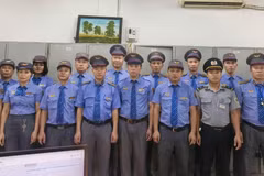 Các thành viên của tổ tàu SE2 thuộc Chi nhánh Đoàn tiếp viên Đường sắt Hà Nội kịp thời cấp cứu một hành khách đi tàu có dấu hiệu đột quỵ. (Ảnh: VNR cung cấp)