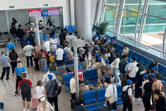 Hành khách làm thủ tục lên chuyến bay tại Cảng Hàng không quốc tế Tân Sơn Nhất. (Ảnh: PV/Vietnam+)