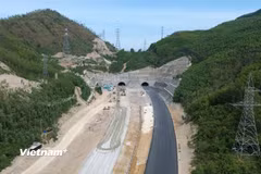 Một hầm đường bộ tại dự án cao tốc đang được thi công, hoàn thiện. (Ảnh: Quốc Khánh/Vietnam+)
