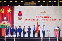 Phó Thủ tướng Thường trực Chính phủ Phạm Gia Túc trao Huân chương Lao động hạng Ba cho Tập đoàn Đường sắt Quốc gia Việt Nam. (Ảnh: Việt Hùng/Vietnam+)