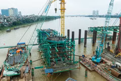 Dự án cầu Trần Hưng Đạo đang được chủ đầu tư và nhà thầu đẩy nhanh tiến độ thi công. (Ảnh: PV/Vietnam+)