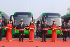 Lãnh đạo Ủy ban Nhân dân thành phố Hà Nội cắt băng khai trương 3 tuyến buýt điện của Tổng công ty Vận tải Hà Nội. (Ảnh: Hoài Nam/Vietnam+)