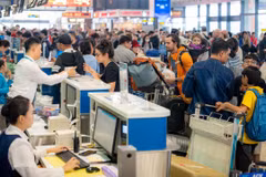 Thông báo tạm hoãn xuất cảnh được gửi điện tử đến Cục Quản lý xuất nhập cảnh và gửi đến cá nhân qua tài khoản giao dịch điện tử hoặc đến địa chỉ cư trú cá nhân đã đăng ký với Cơ quan Thuế qua đường bưu chính. (Ảnh: PV/Vietnam+)