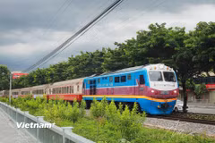 “Đoàn tàu chuyên biệt” chuyên chở các y, bác sỹ Bệnh viện Bạch Mai làm việc tại cơ sở Ninh Bình. (Ảnh: PV/Vietnam+)