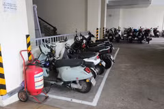 Khu vực bố trí sạc dành cho xe máy điện tại một chung cư ở Hà Nội. (Ảnh: Việt Hùng/Vietnam+)