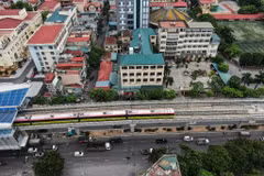 Tàu Nhổn-Ga Hà Nội được đông đảo người dân lựa chọn làm phương tiện đi lại trong các dịp nghỉ lễ. (Ảnh: PV/Vietnam+)