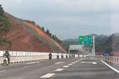 Cảnh báo nguy cơ tai nạn khi người dân tự ý đi vào công trường cao tốc Hữu Nghị-Chi Lăng đang thi công. (Ảnh: PV/Vietnam+)