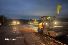 Nhà thầu thi công xuyên đêm tại công trường một dự án cao tốc. (Ảnh: Việt Hùng/Vietnam+)