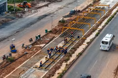 Công nhân tiến hành lắp đặt hệ thống ray của Dự án tuyến đường sắt nhẹ (LRT) tại Phú Quốc. (Ảnh: PV/Vietnam+)