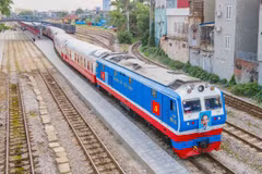 Đoàn tàu Hoa Phượng đỏ chạy tuyến Hà Nội-Hải Phòng của Tập đoàn Đường sắt Quốc gia Việt Nam. (Ảnh: PV/Vietnam+)