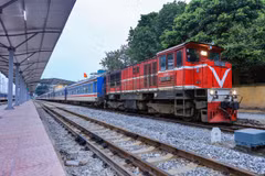 Một đoàn tàu chở khách của Tập đoàn Đường sắt quốc gia Việt Nam. (Ảnh: Việt Hùng/Vietnam+)