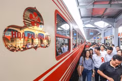 Tàu hỏa trở thành phương tiện được đông đảo người dân lựa chọn để về quê và đi du lịch. (Ảnh: PV/Vietnam+)