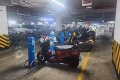 Một hầm chung cư đã bố trí các trụ sạc dành cho xe điện của cư dân tòa nhà. (Ảnh: Việt Hùng/Vietnam+)