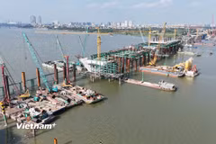 Dự án cầu Trần Hưng Đạo đang được đơn vị nhà thầu gấp rút thi công để hoàn thành trước Hội nghị APEC 2027. (Ảnh: Việt Hùng/Vietnam+)