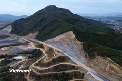 Nhà thầu thi công một mái taluy trên Dự án cao tốc Quy Nhơn-Chí Thạnh. (Ảnh: Quốc Khánh/Vietnam+)