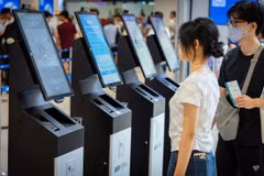 Sân bay quốc tế Nội Bài đưa hệ thống kiosk sinh trắc học, giúp rút ngắn thời gian làm thủ tục khi đi máy bay. (Ảnh: Phan Công/Vietnam+)