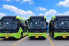 Xí nghiệp Xe buýt Cầu Bươu thay thế hàng loạt phương tiện diesel sang chạy bằng xe điện. (Ảnh: PV/Vietnam+)