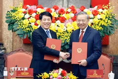 Tổng Bí thư, Chủ tịch nước Tô Lâm và đồng chí Lương Cường, nguyên Ủy viên Bộ Chính trị, nguyên Chủ tịch nước tại lễ bàn giao. (Ảnh: Thống Nhất/TTXVN)