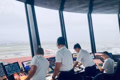 Kíp trực điều hành bay tại Cảng Hàng không quốc tế Nội Bài. (Ảnh: PV/Vietnam+)