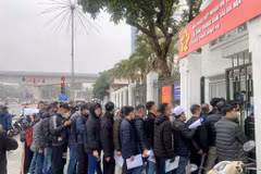 Những ngày gần đây, người dân tại Hà Nội xếp hàng dài chờ vào làm thủ tục đổi giấy phép lái xe tại Sở Giao thông Vận tải. (Ảnh: Việt Hùng/Vietnam+)